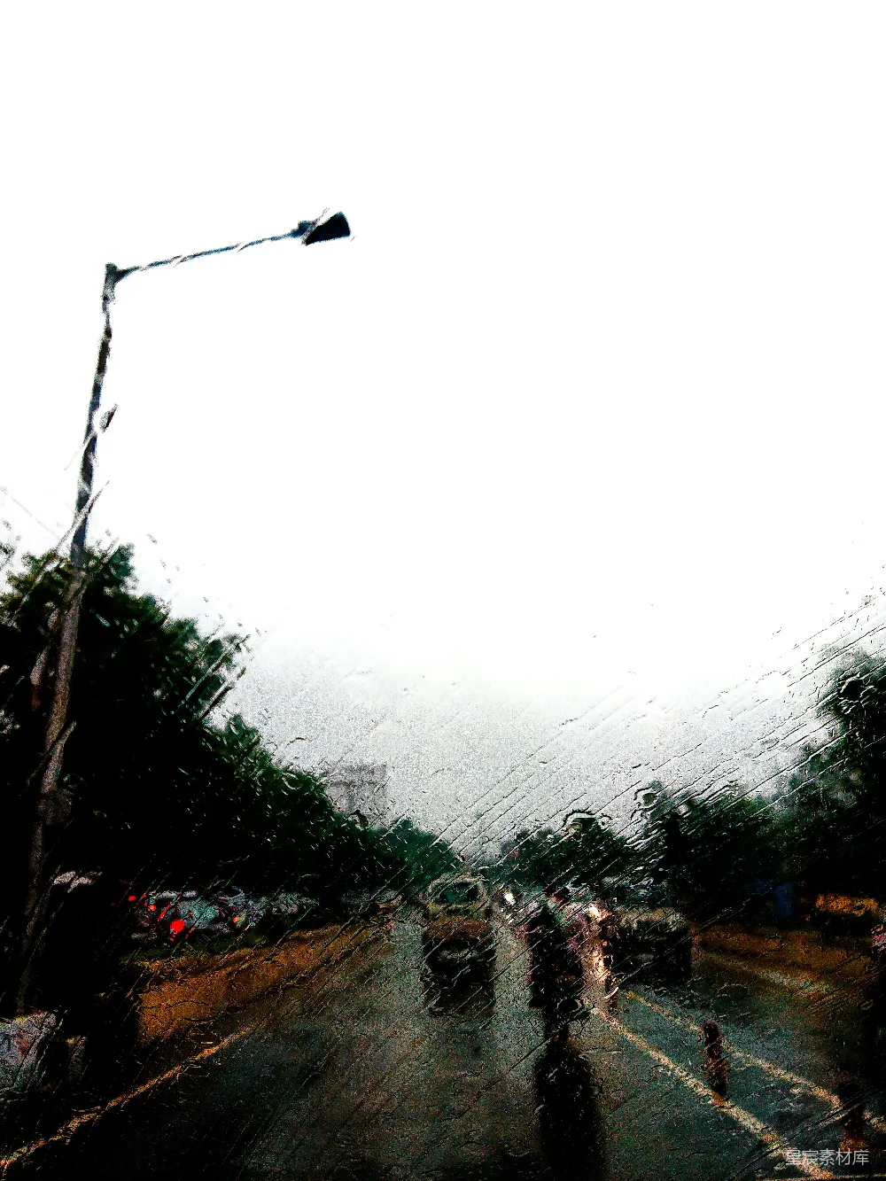 高清摄影 一群人在一条被雨水淋湿的街道上行走