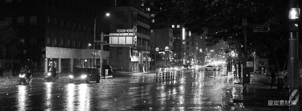 高清摄影 夜幕下的湿城市街道映照着灯光。