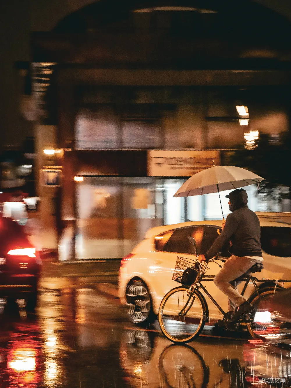 高清摄影 一个男子在雨中骑自行车撑着伞