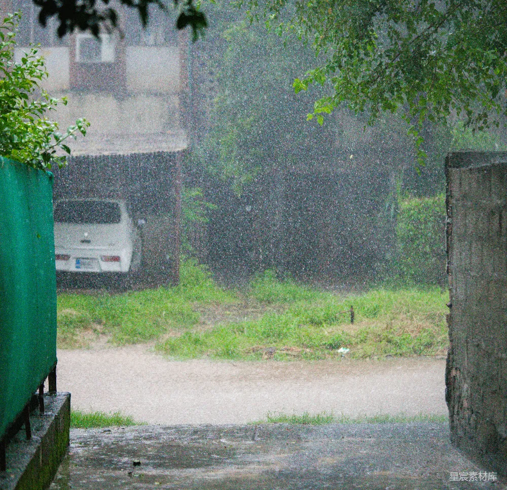 高清摄影 大雨倾盆，街道上有一辆汽车。