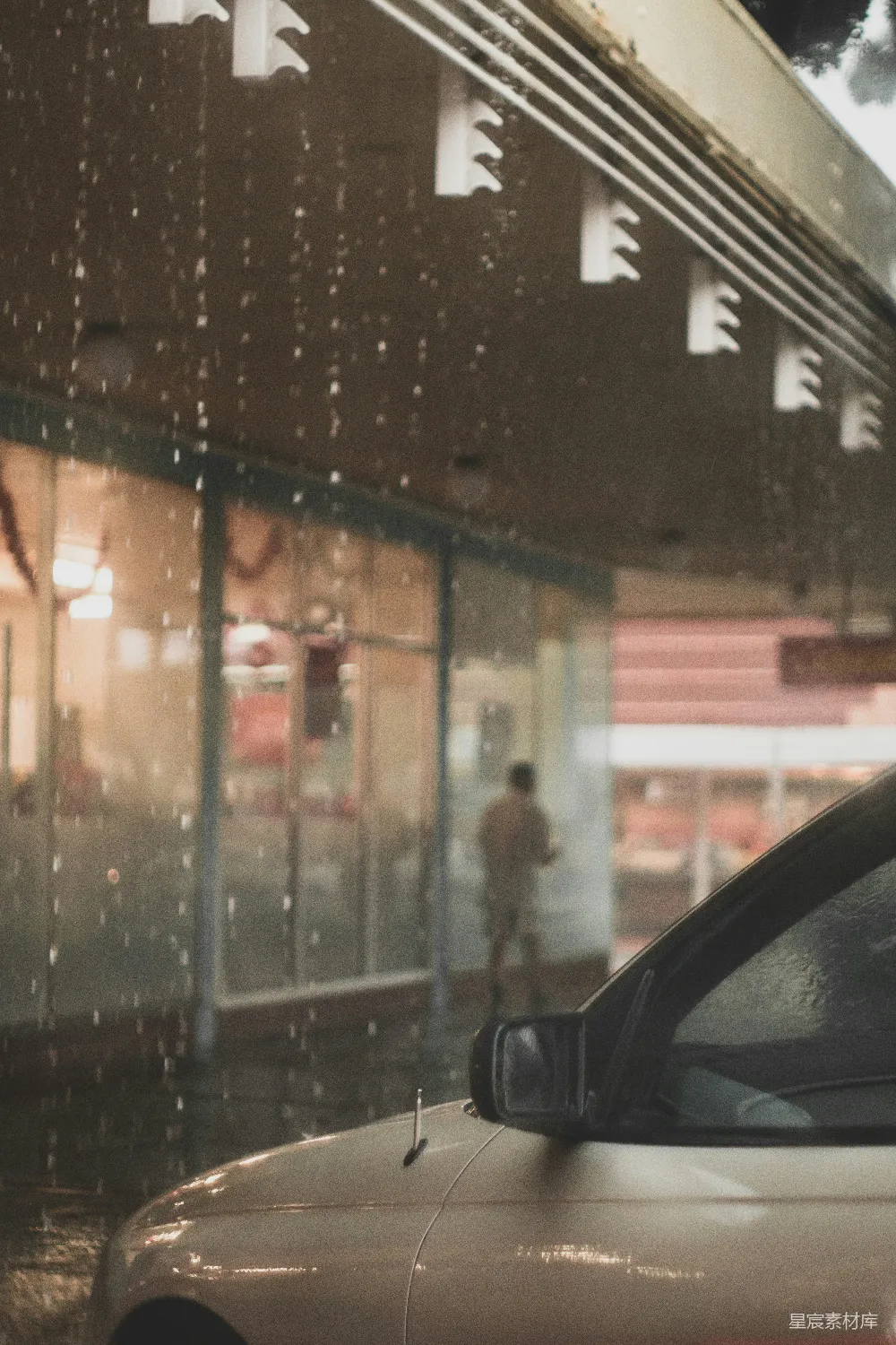 高清摄影 一辆车停在一座建筑前的一个下雨天