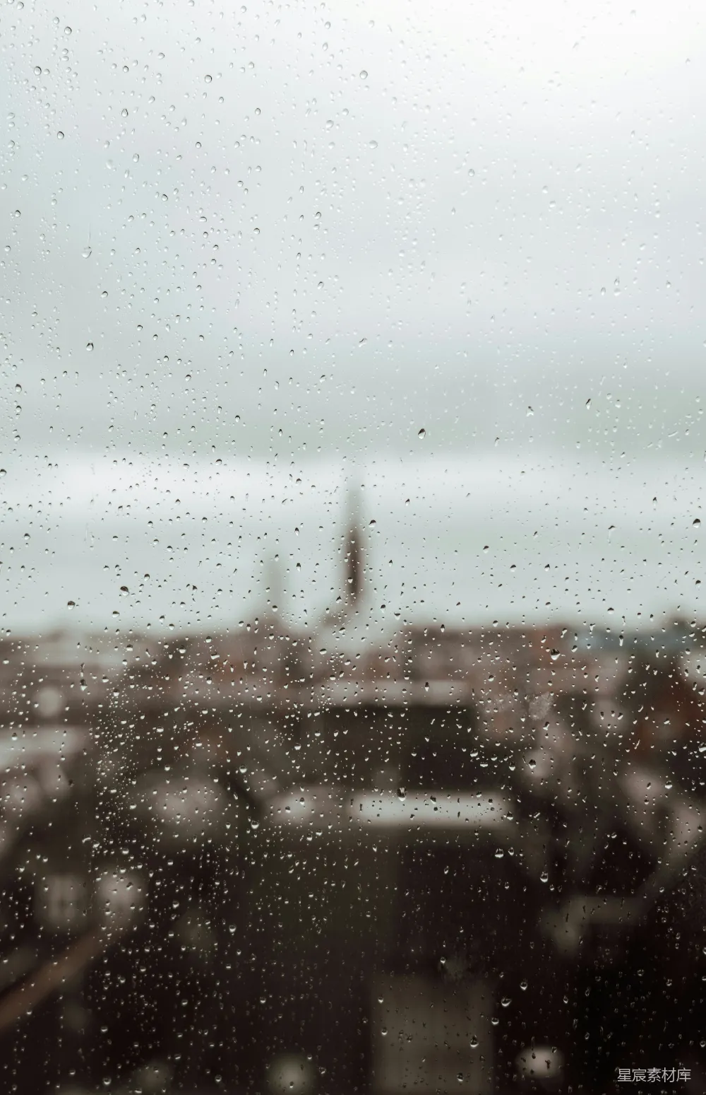 高清摄影 透过蒙上雨水的窗户看城市的一景