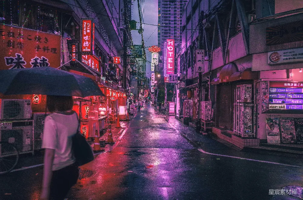 高清摄影 街上一位妇女正在持伞行走