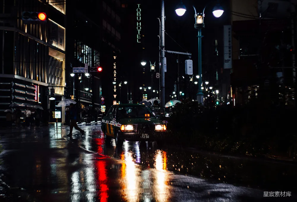 高清摄影 夜晚的城市街道上有车辆和行人穿过马路