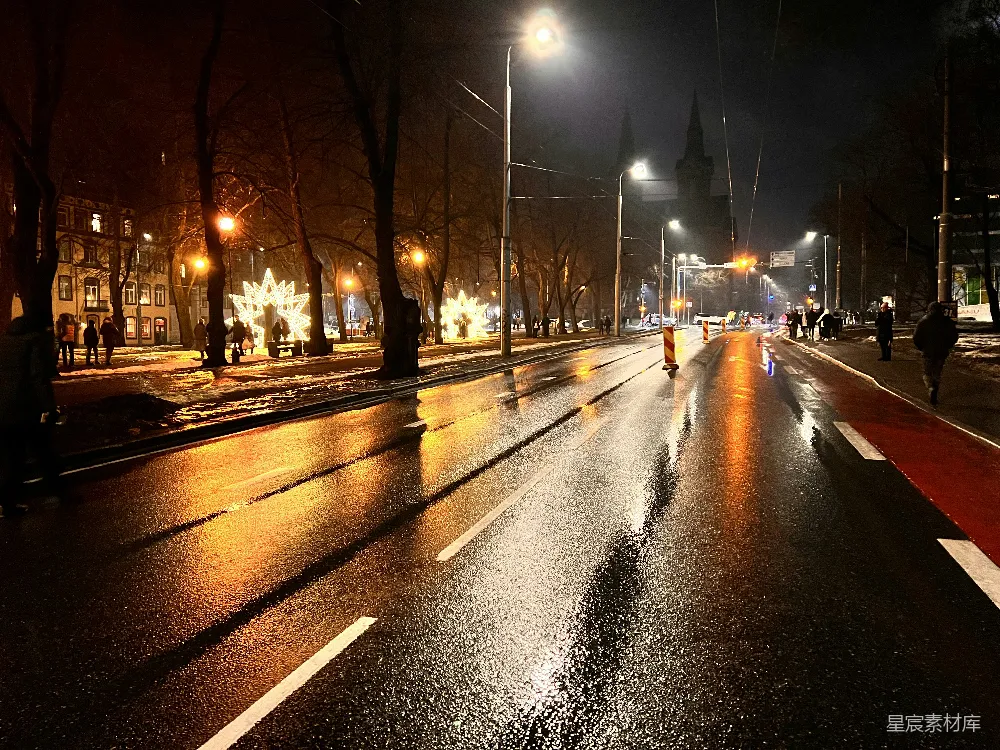 高清摄影 夜晚湿漉漉的路上行人行走