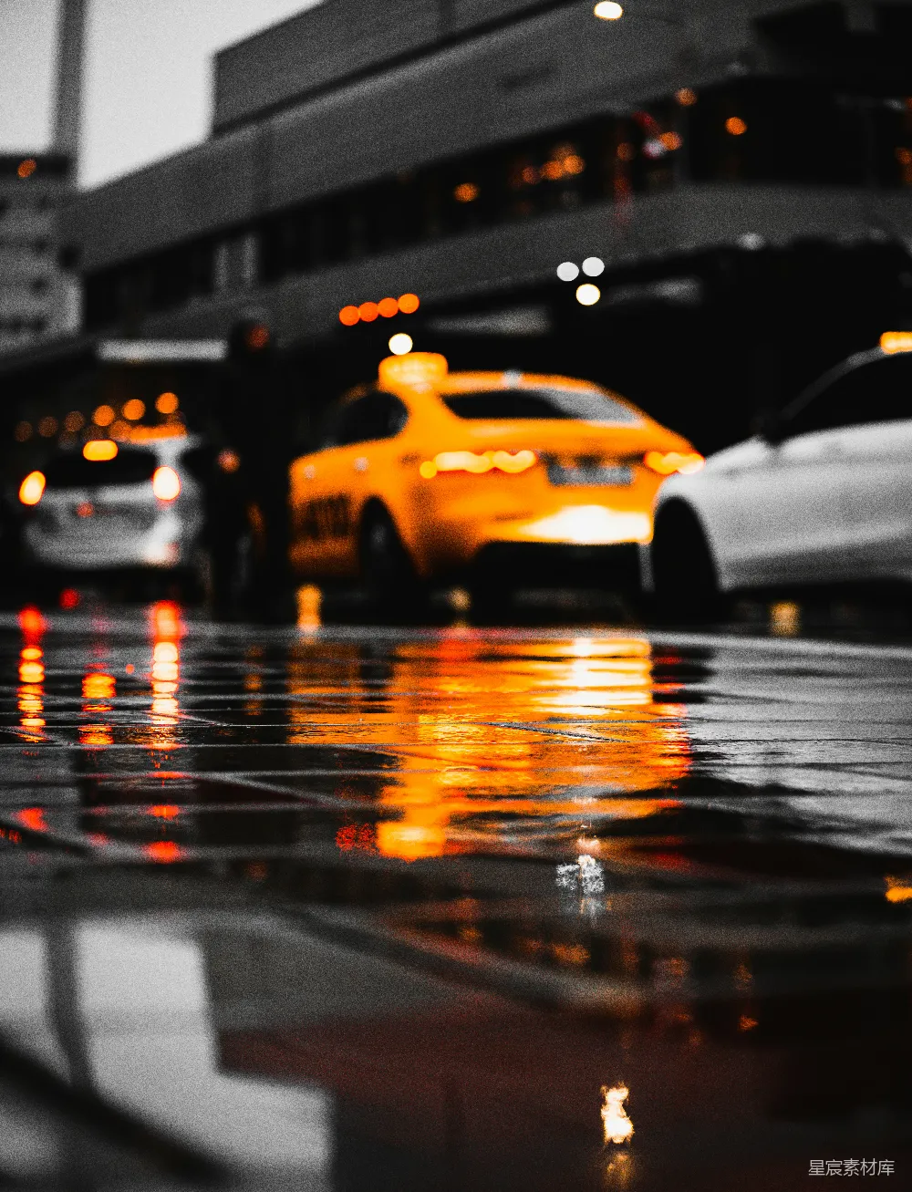 高清摄影 夜晚路上的一辆黄出租车