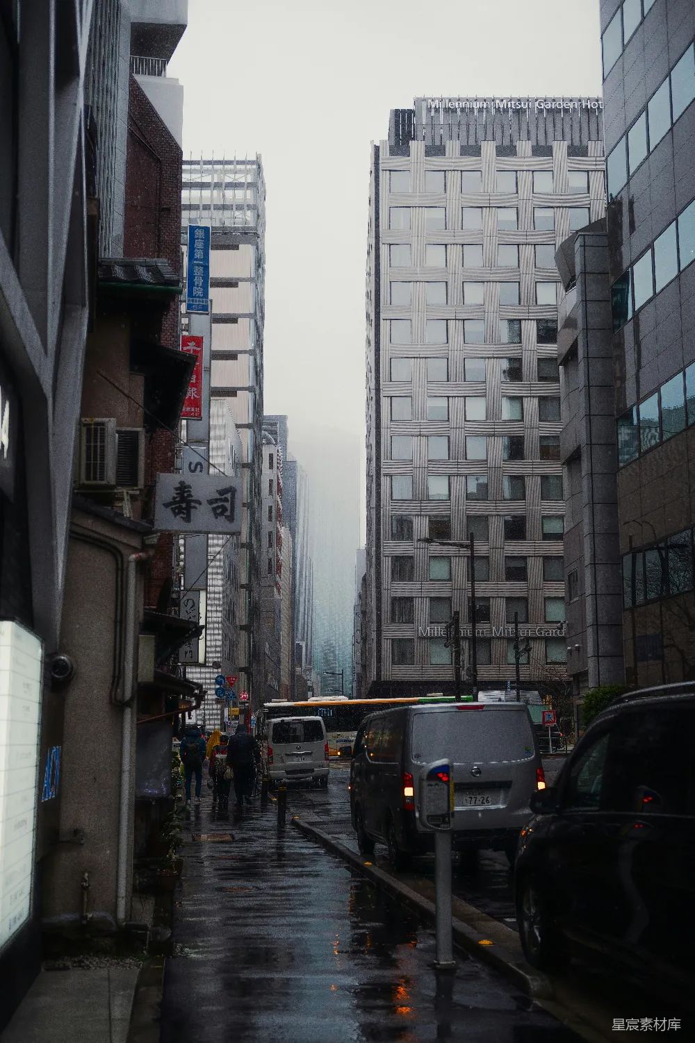 高清摄影 一条街道挤满了许多高大的建筑物