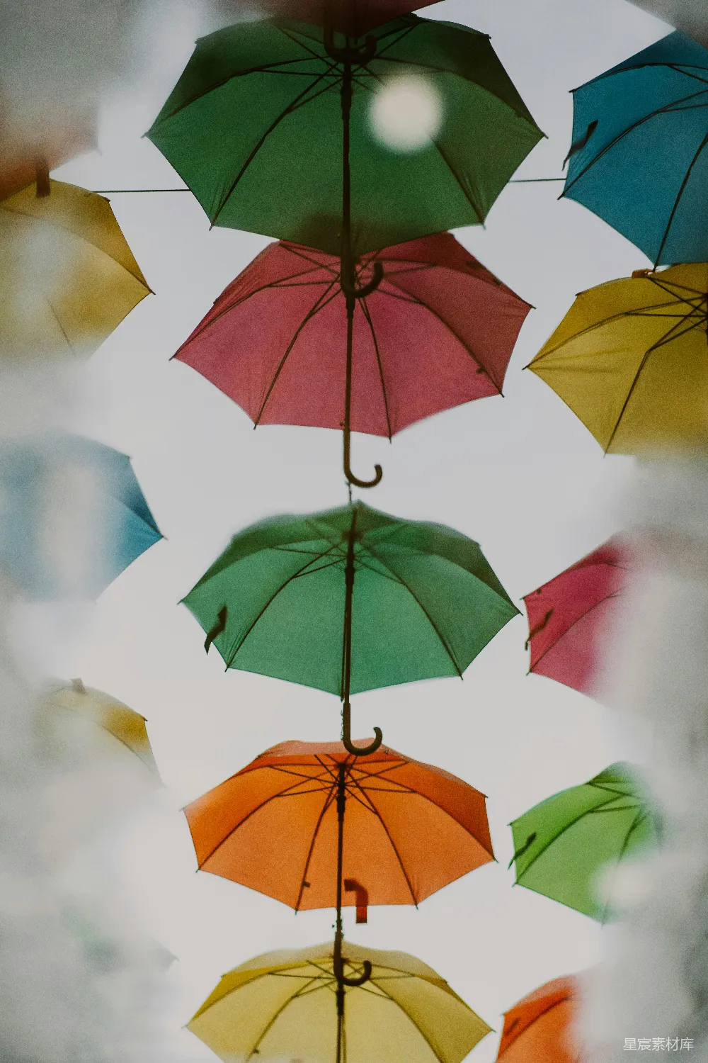 高清摄影 天花板上挂着一组五颜六色的雨伞