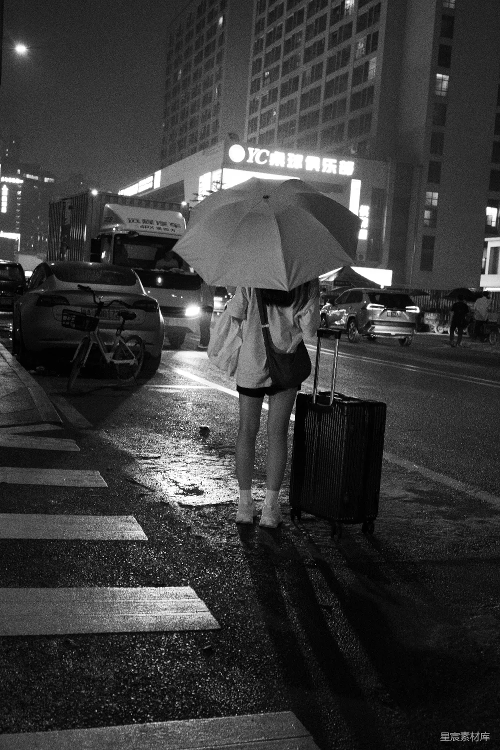 高清摄影 手持雨伞的女人站在路边