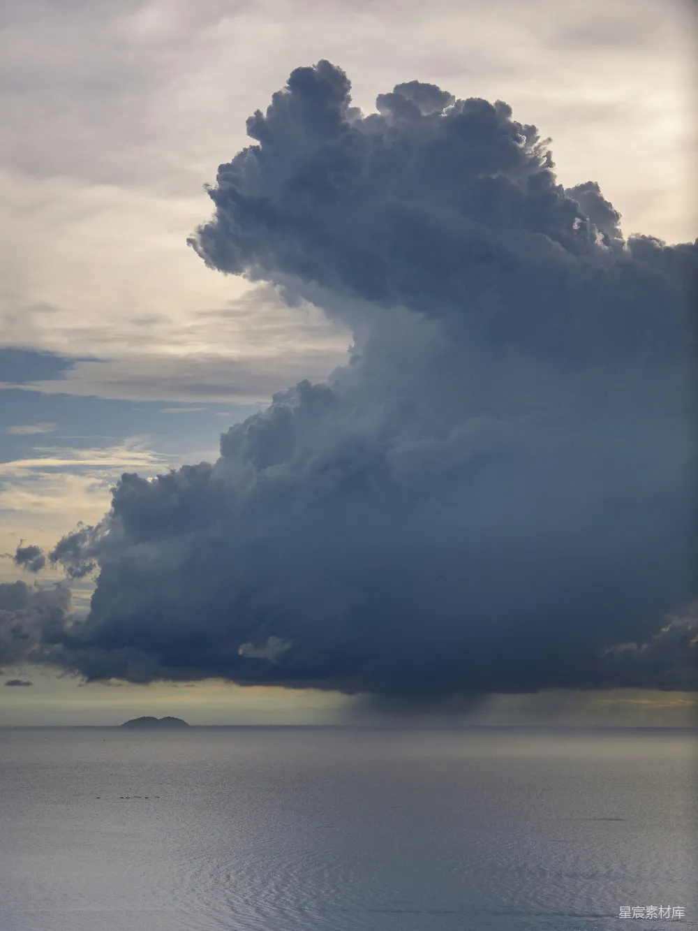 高清摄影 海洋上戏剧性的云 Formation of dramatic clouds over the sea。