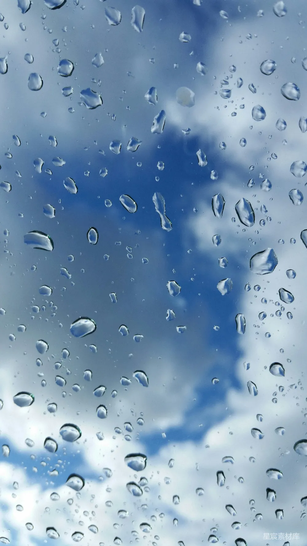 高清摄影 背景是蓝天的窗户上有雨滴落下。