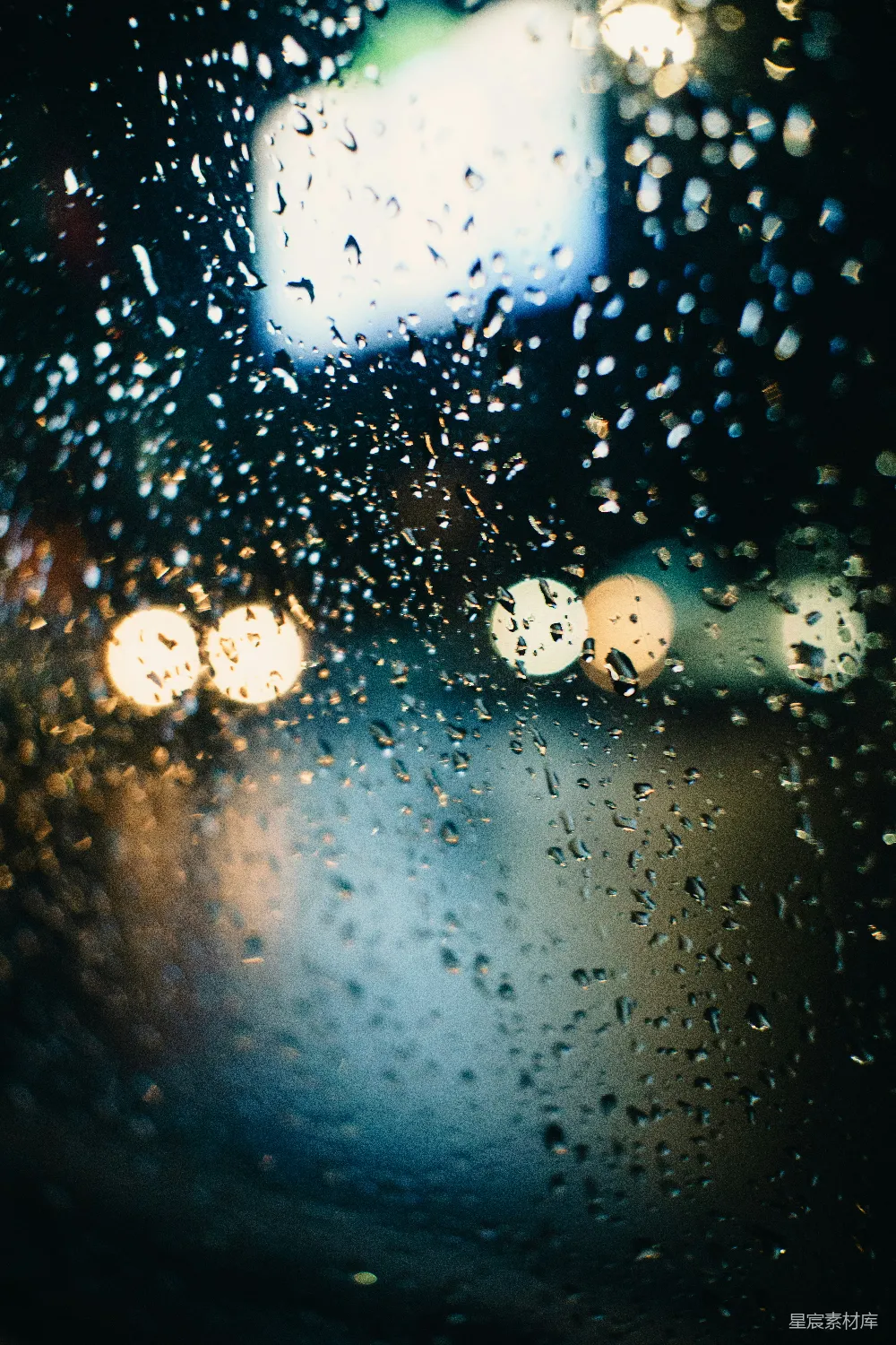 高清摄影 夜晚汽车风挡玻璃上的雨滴