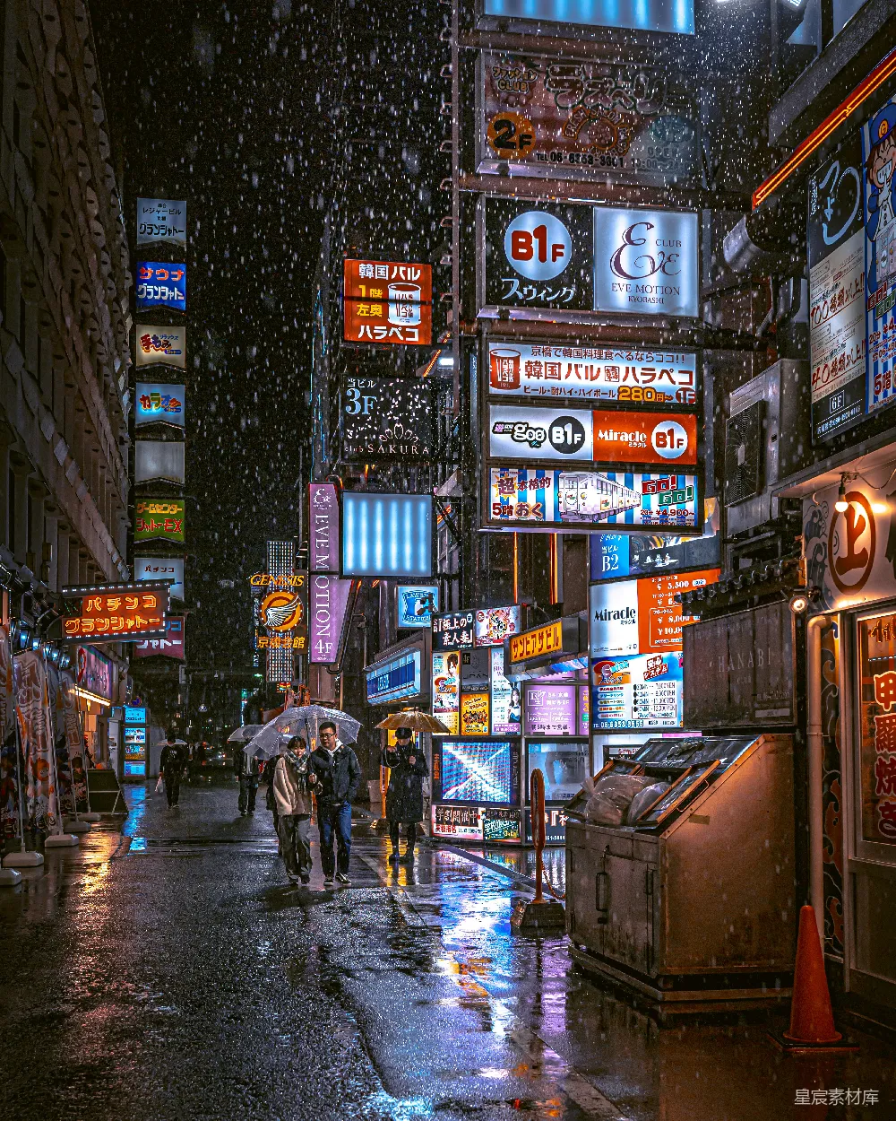 高清摄影 夜晚城市街道上人们撑着雨伞