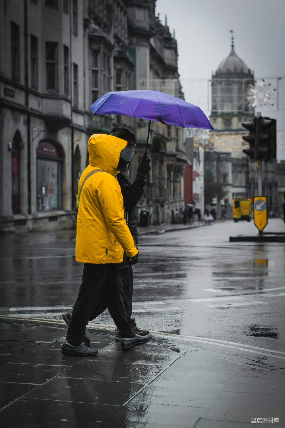 高清摄影 两个人在雨中撑伞步行