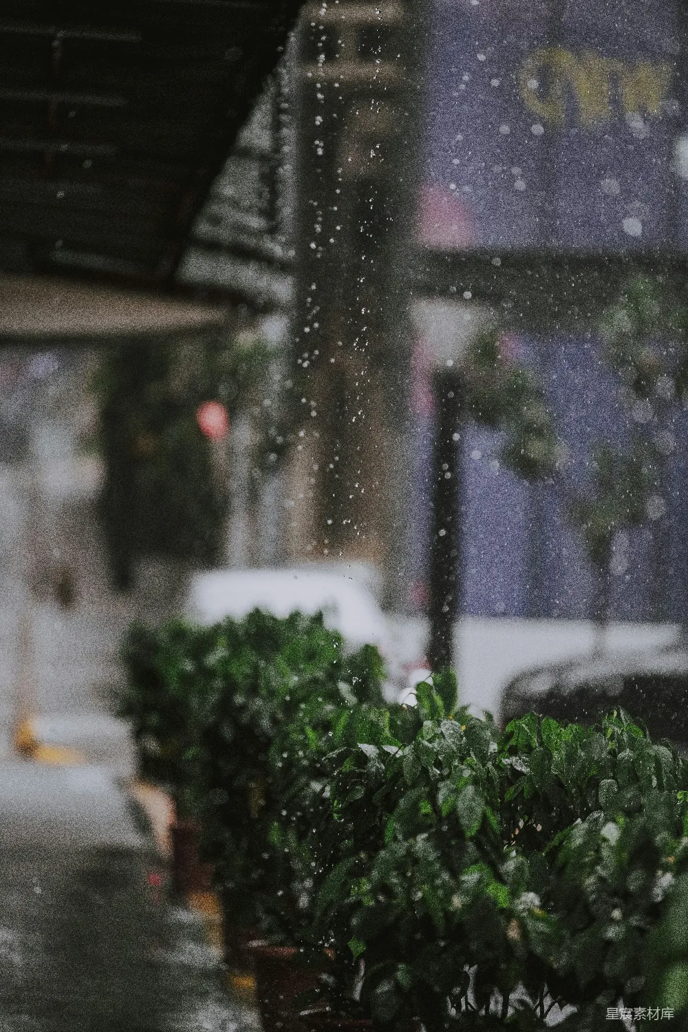 高清摄影 窗户上挂着雨滴