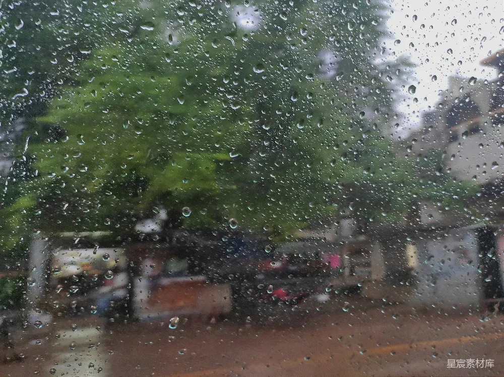 高清摄影 透过蒙雨窗户看的一条街的景象
