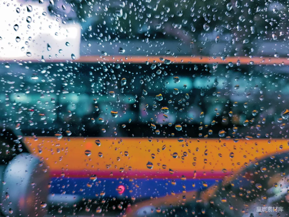 高清摄影 透过雨淋的车窗看去的一辆公交车
