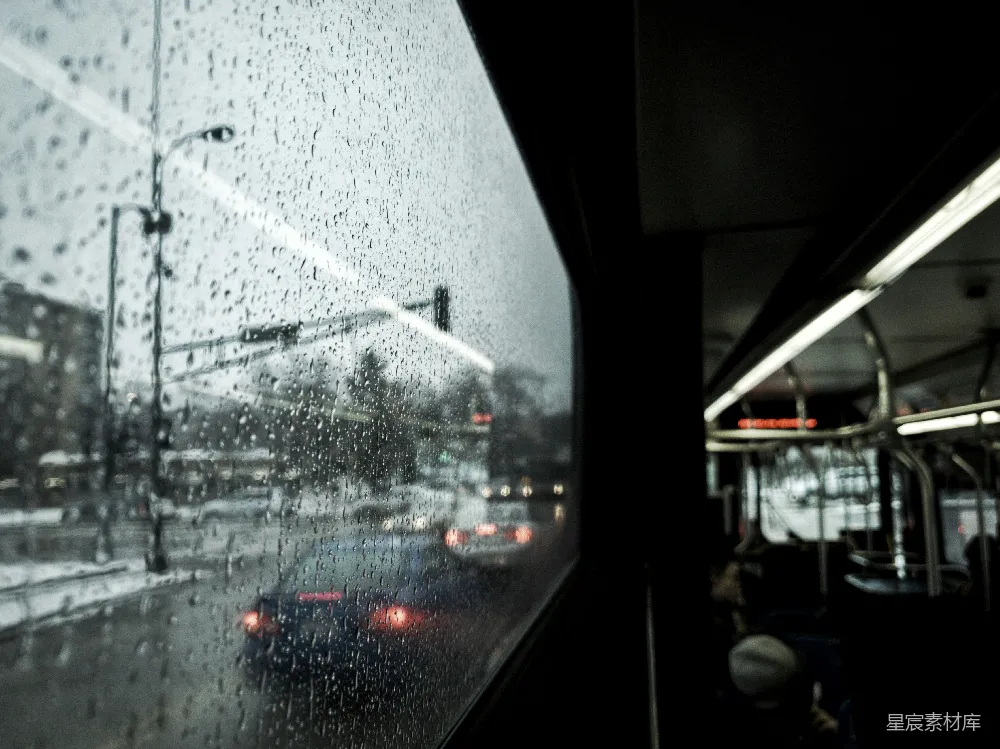 高清摄影 透过雨帘看城市街道的一景