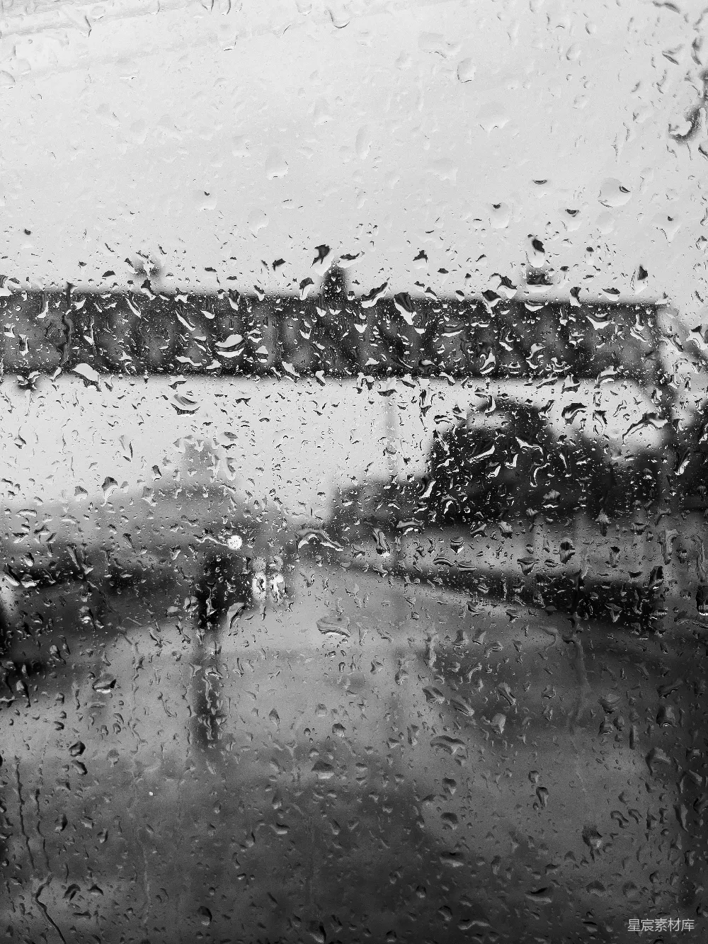高清摄影 一幅黑白照片，窗外布满雨水。