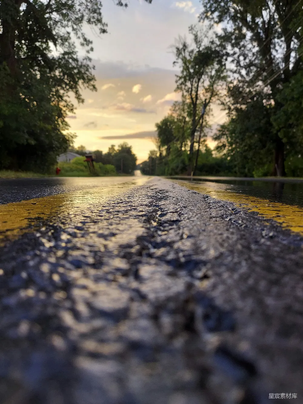 高清摄影 湿滑的道路一侧有黄色标线