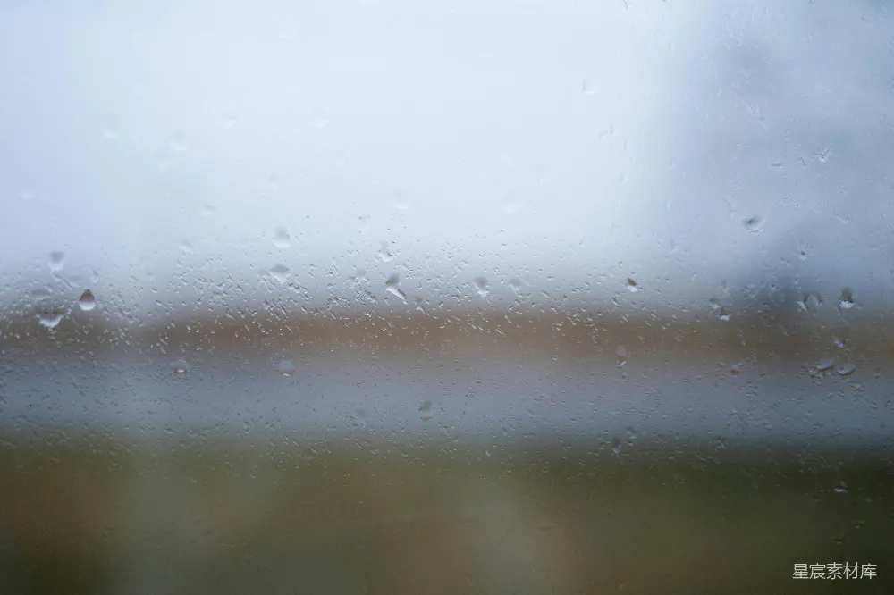 高清摄影 窗户上的雨滴，模糊了视线。