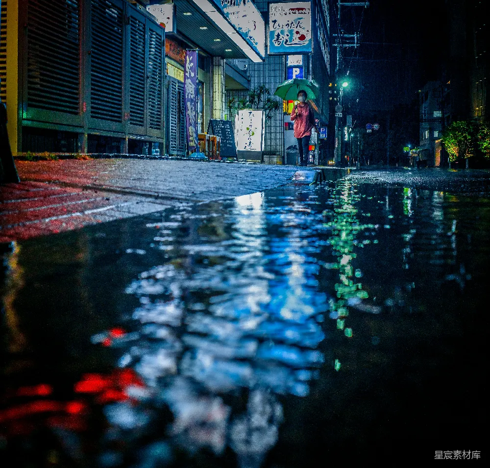 高清摄影 一个穿着雨衣走在街上的人