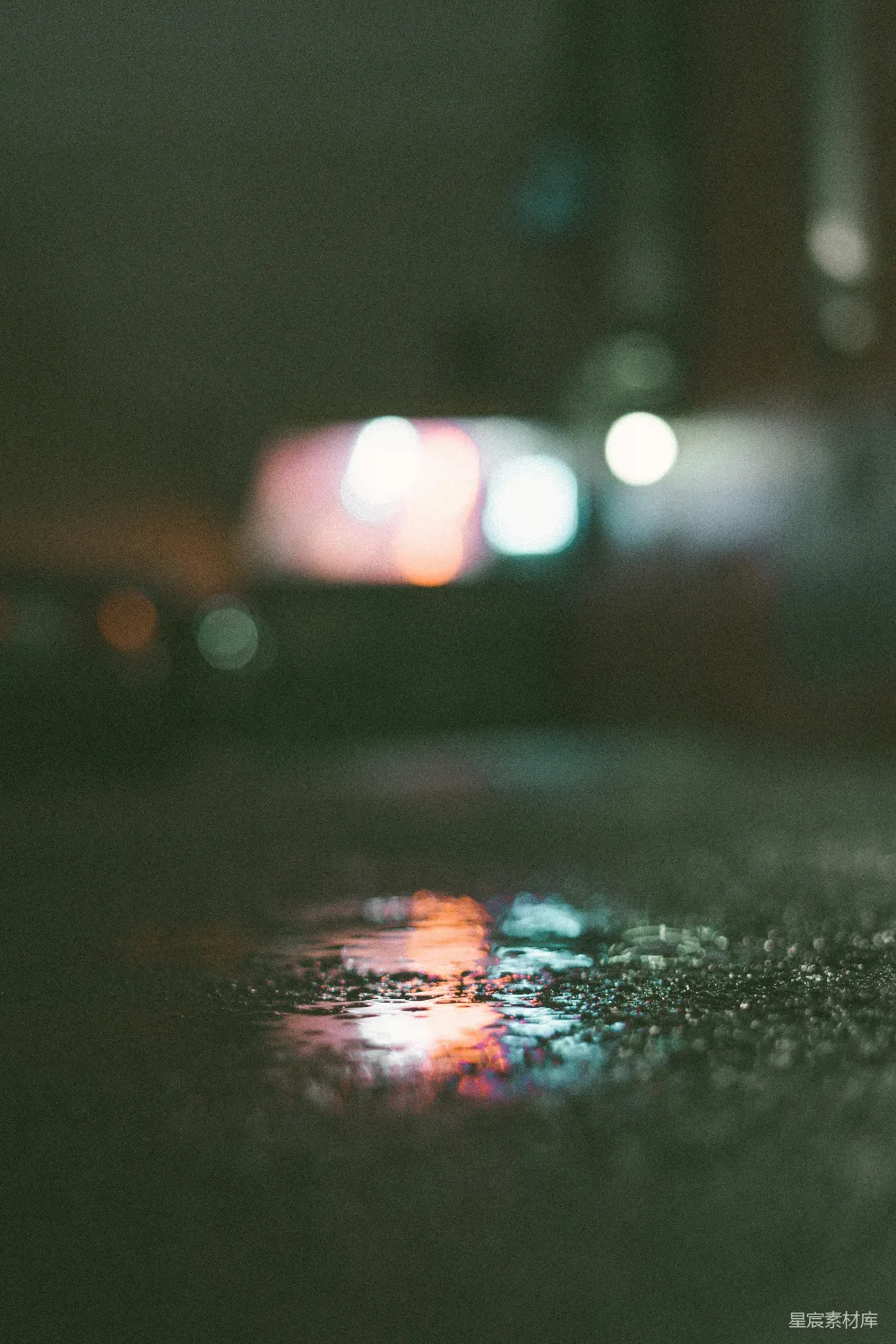 高清摄影 夜间黑沥青路面上的水滴
