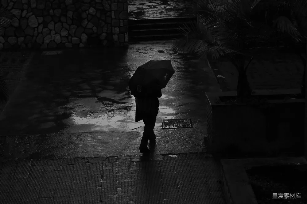 高清摄影 一个人在雨中撑伞行走