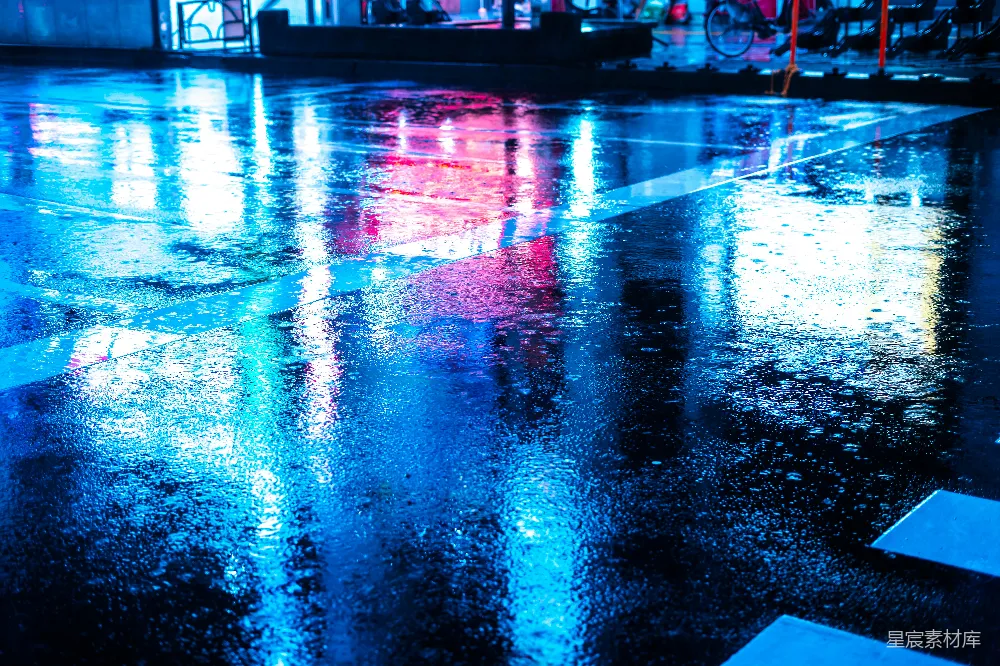 高清摄影 一条湿漉漉的街上有一把红伞和一把蓝伞