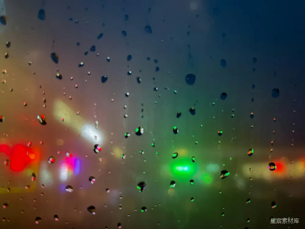 高清摄影 窗外有交通灯的窗户上滴落着雨drops