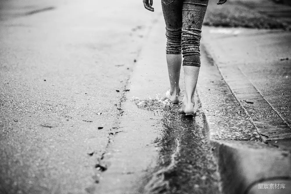 高清摄影 雨中走在街道上的女人