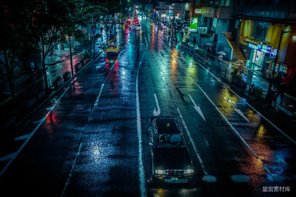 高清摄影 一辆车在夜间雨水浸湿的街道上行驶