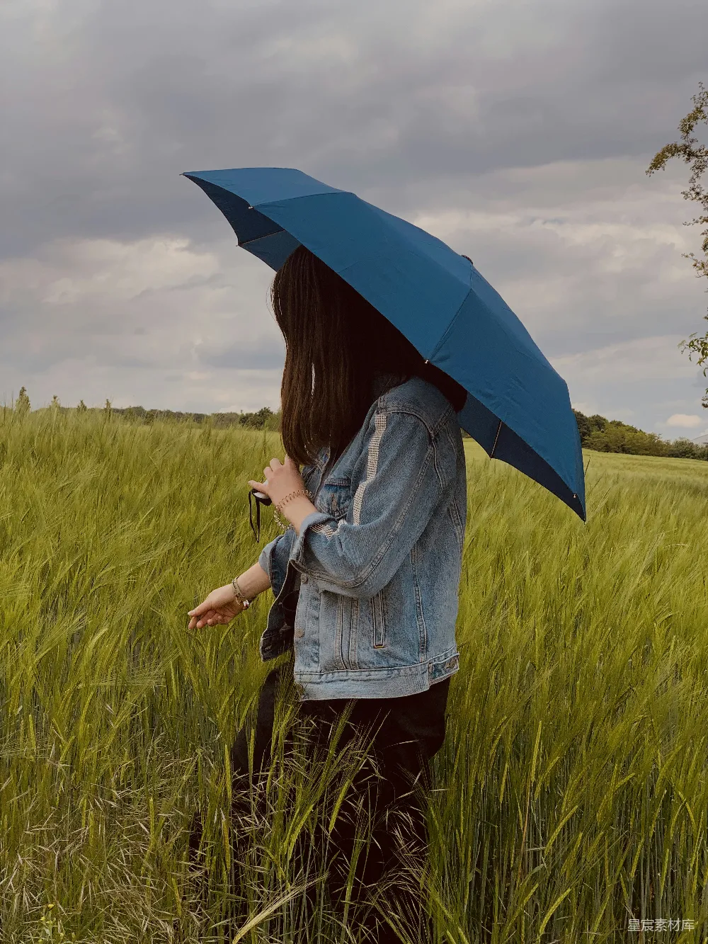 高清摄影 灰衫女子手持蓝色雨伞