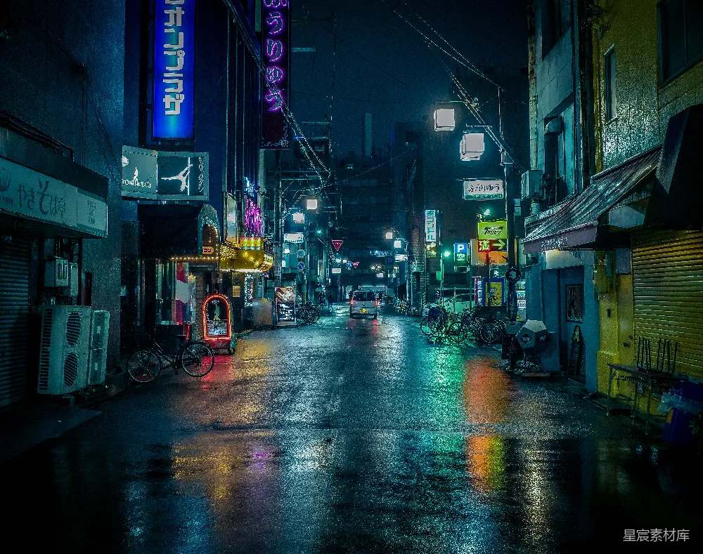 高清摄影 夜晚的城市街道湿漉漉的，霓虹灯闪烁