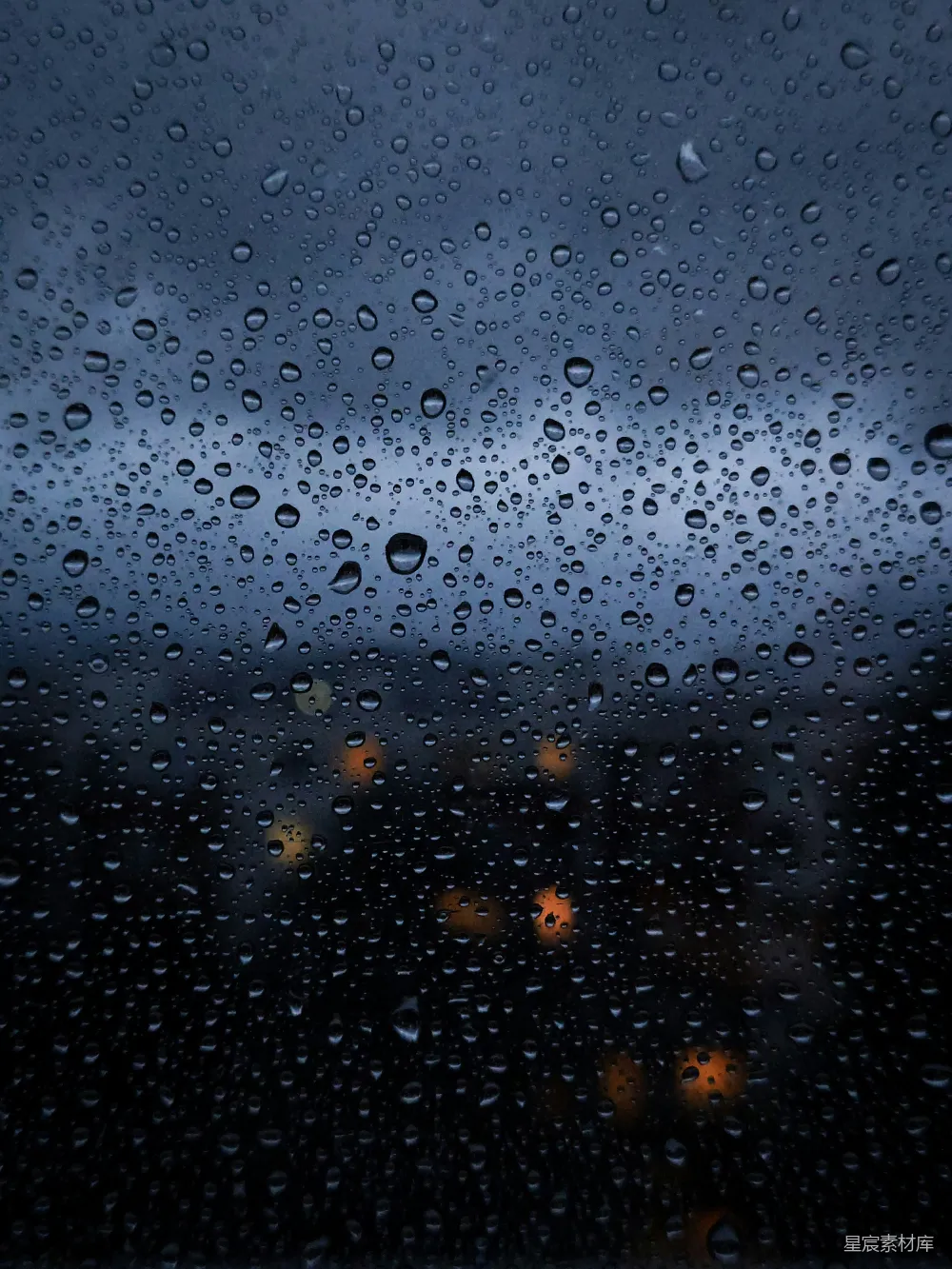 高清摄影 窗外暗夜，雨滴落在窗上。