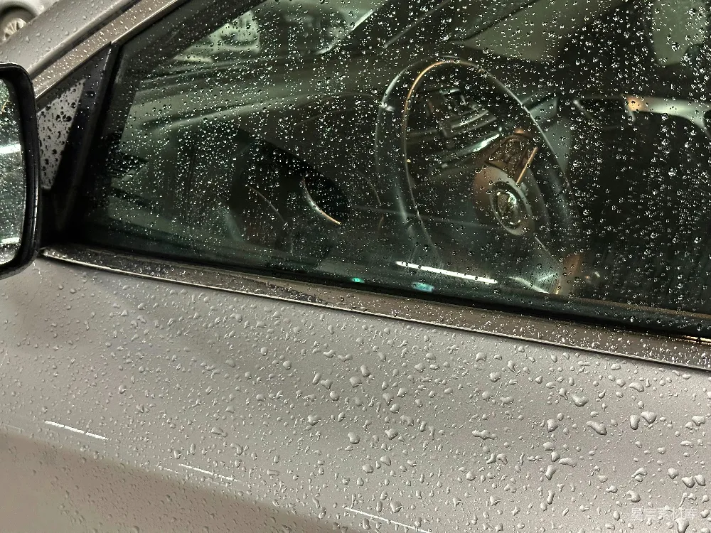 高清摄影 汽车挡风玻璃上有雨滴