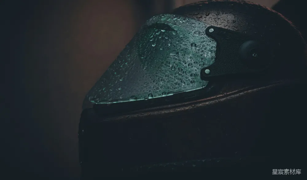 高清摄影 一顶上面有雨滴的头盔