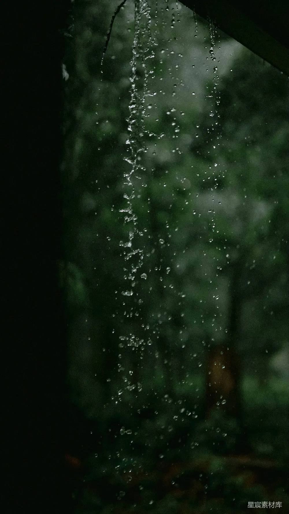 高清摄影 屋顶上正有雨水往下滴落。