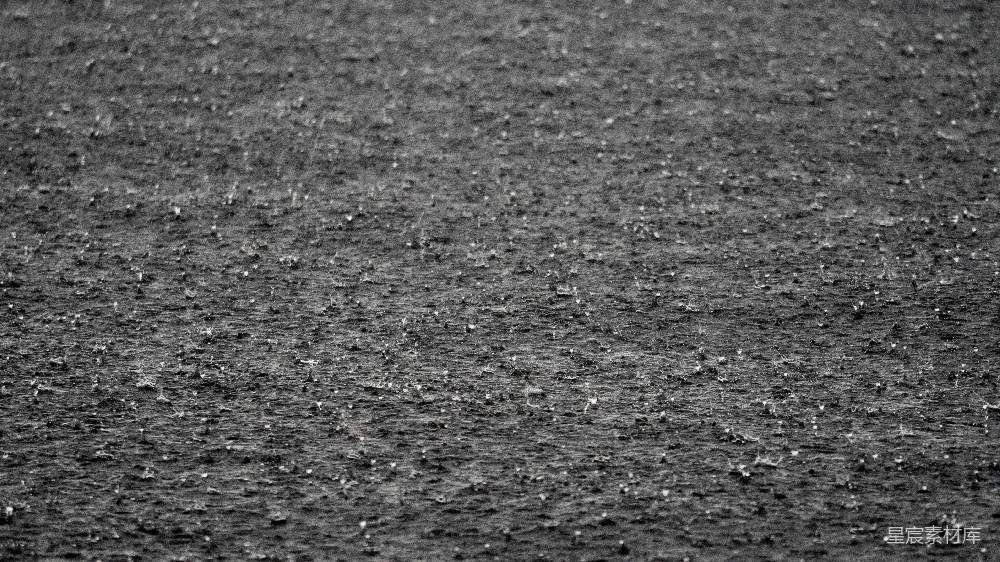 高清摄影 地面上黑白照片里的雨水