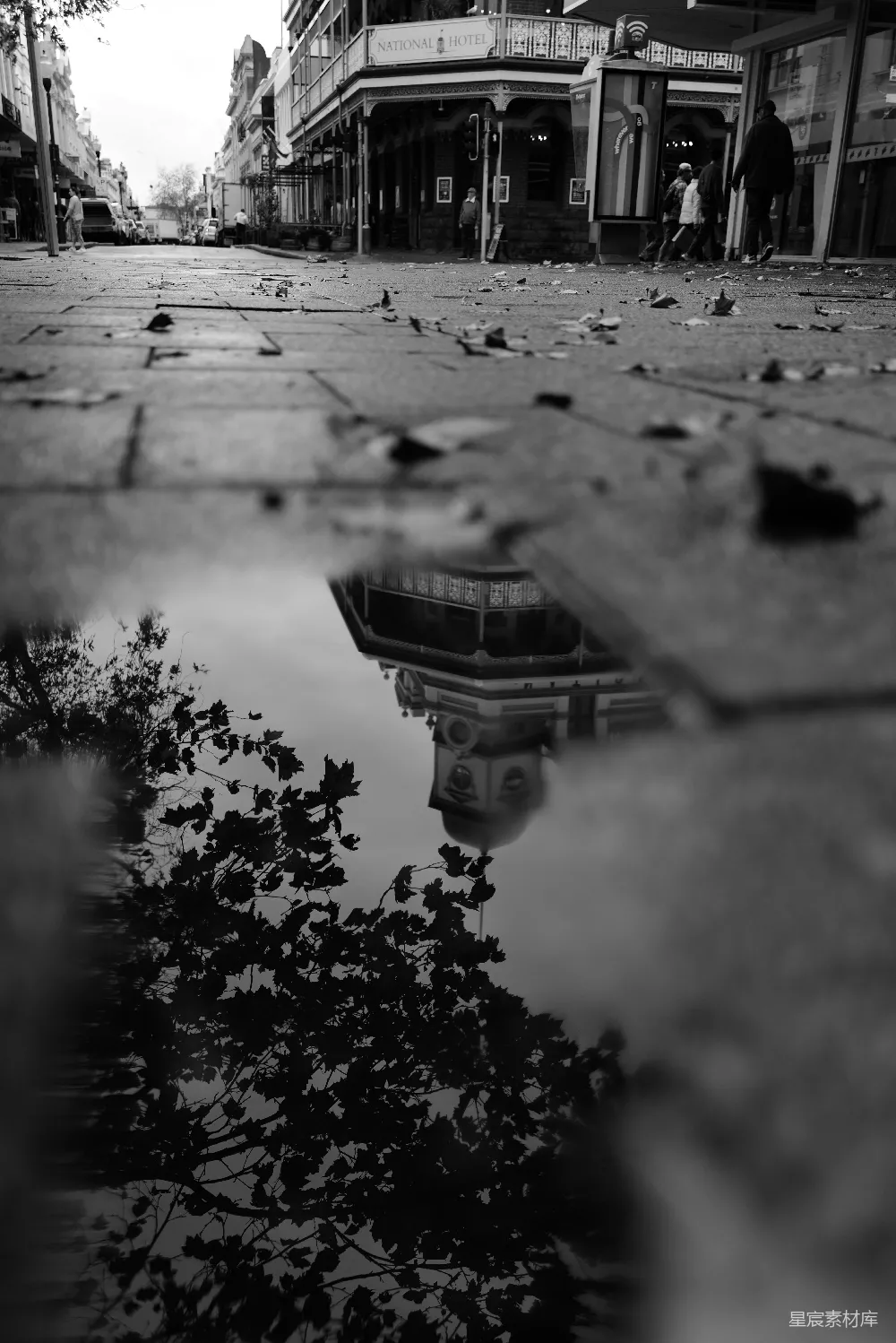 高清摄影 池塘积水湿滑的地面中建筑与树的倒影。