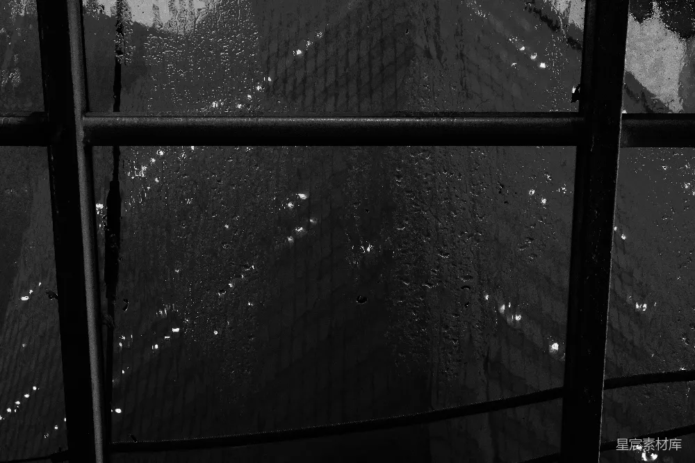 高清摄影 一张黑白照片中的雨中街道