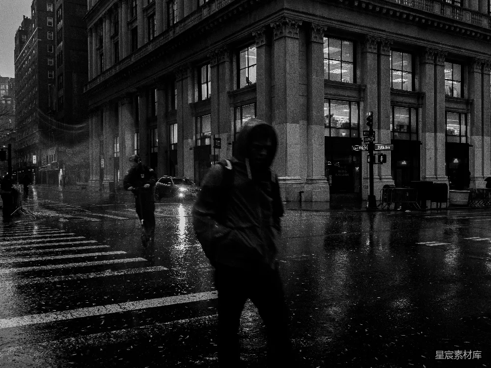 高清摄影 一个人在雨中行走