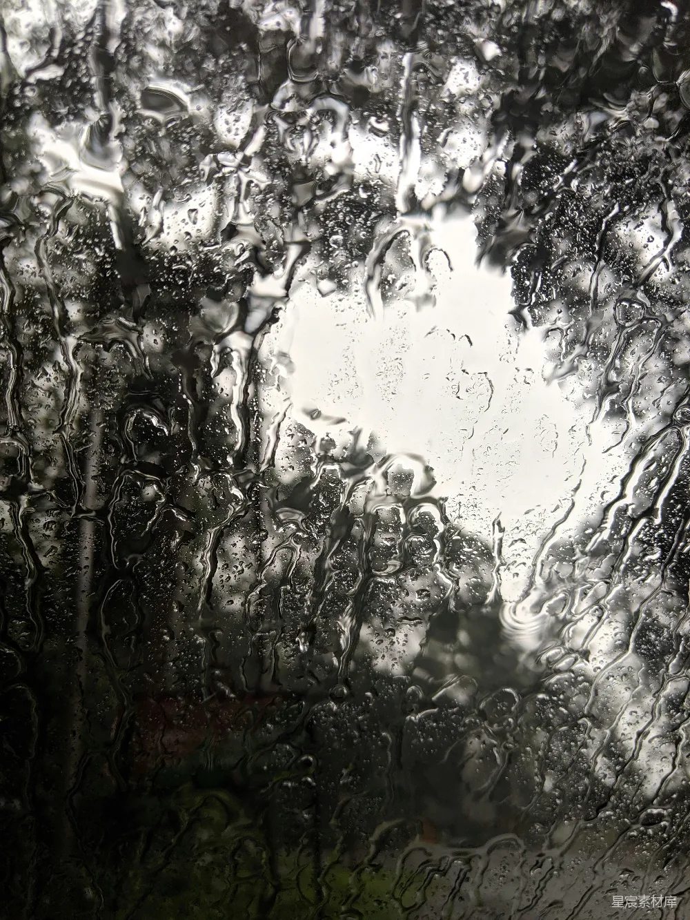 高清摄影 窗外被雨淋湿的窗户背景是树木。
