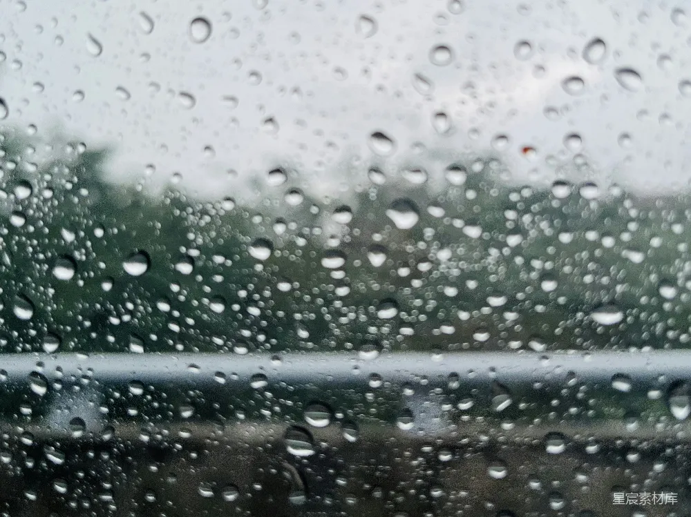 高清摄影  一幅被雨水覆盖的窗户上挂着雨滴。