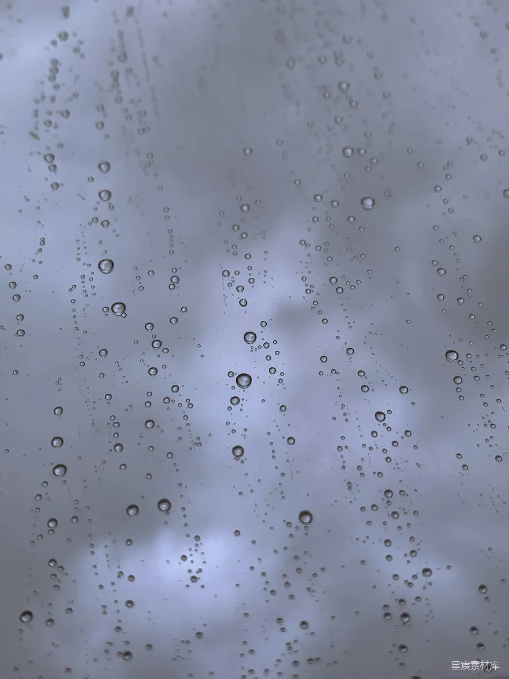 高清摄影 雨滴落在一片阴云背景之中的窗户上