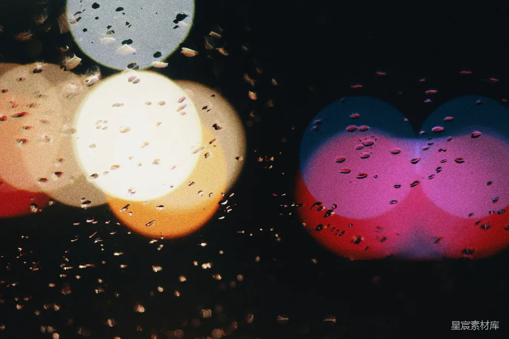 高清摄影 背景中有心形的灯光，雨滴落在窗户上。