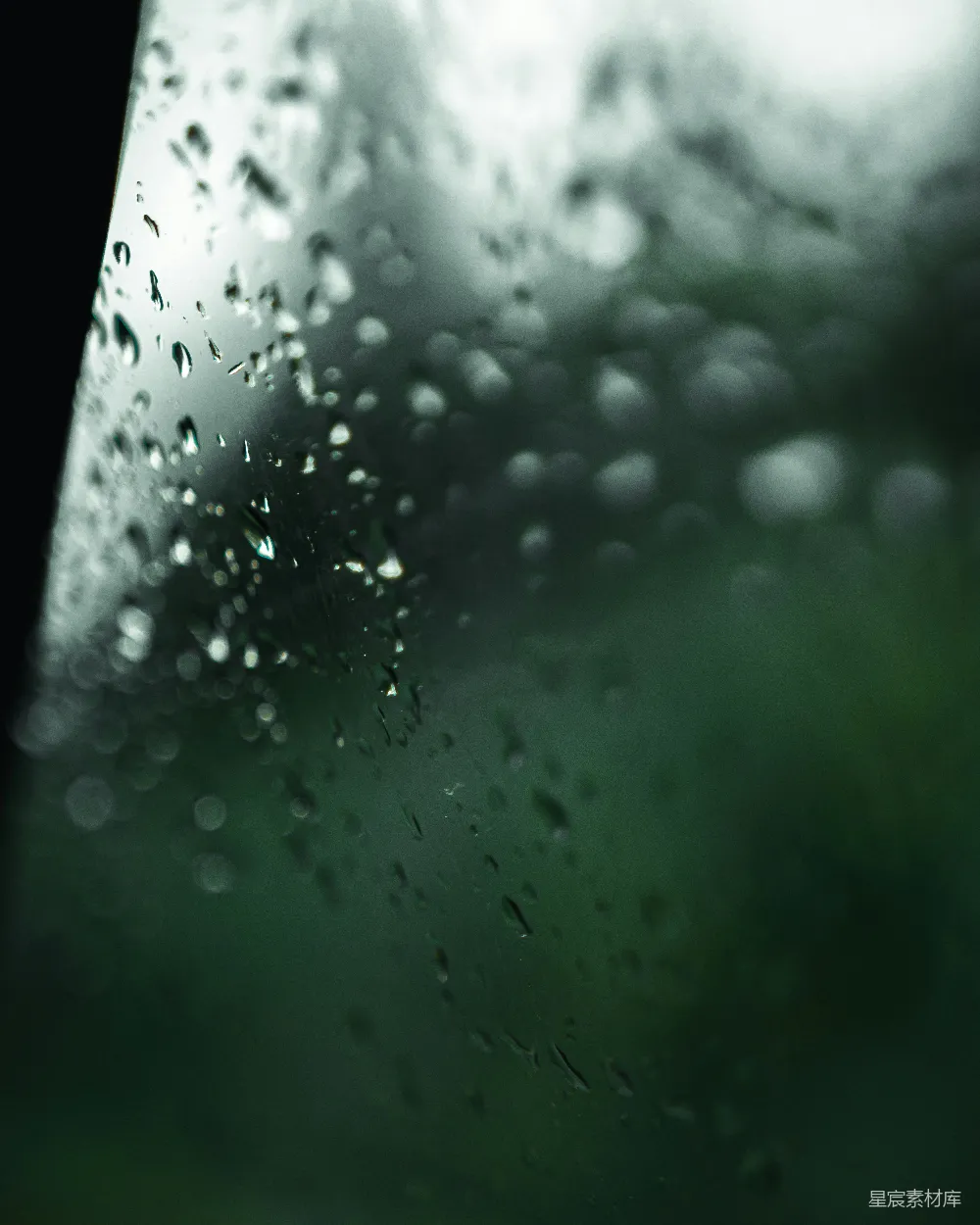 高清摄影 玻璃面板的特写照片中有雨滴
