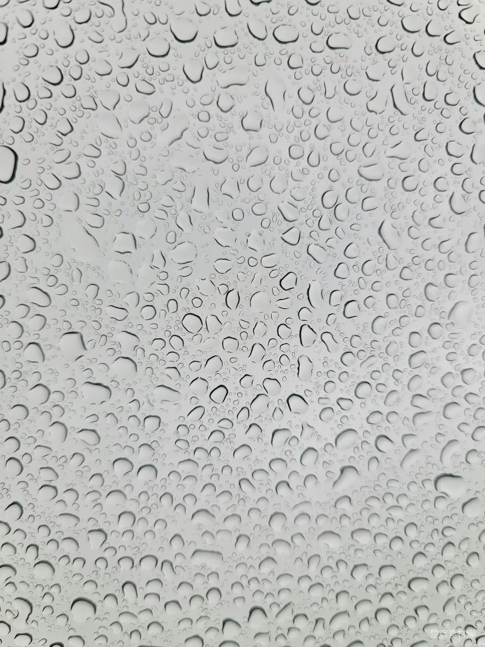 高清摄影 窗户上挂着几滴水珠的特写镜头