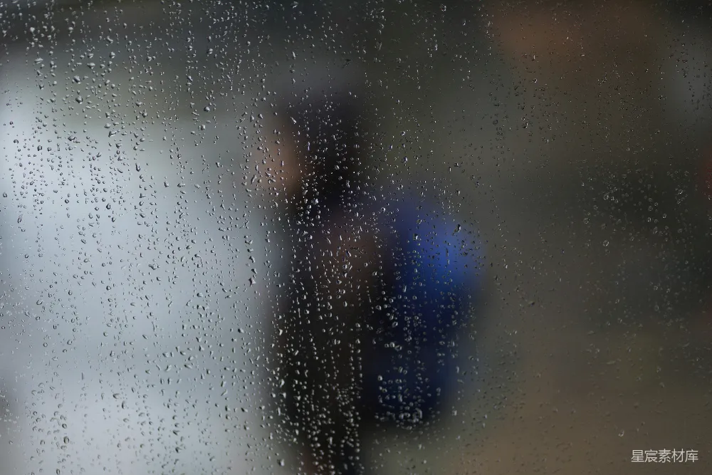 高清摄影 雨中站立的人的一张模糊图像