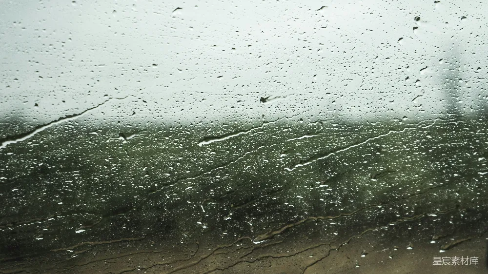 高清摄影 透过蒙上雨水的窗户看去的一片田野